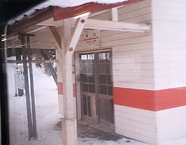 冬季休業中の樺山駅