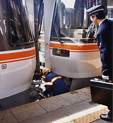 高山に到着した特急ワイドビューひだ。後部車両を切り離し