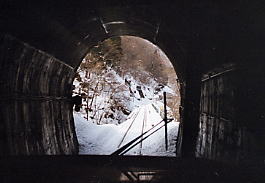 トンネルを出る