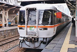 富山駅に到着したワイドビューひだ