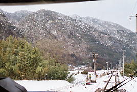 雪被る山深い地に入る特急ワイドビューひだ