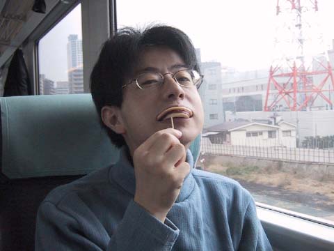 烏賊を丸食いする人