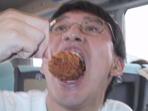 串カツを丸食いする人