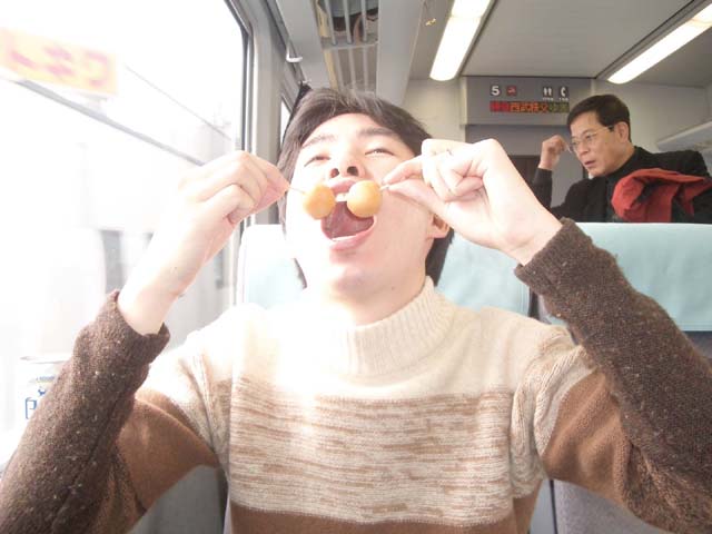 里芋を丸食いする人