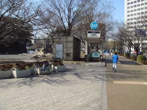 竹橋駅2番出口の清麻呂公園