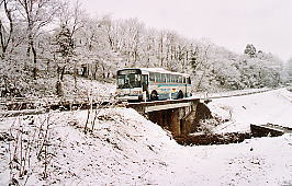射水線廃線跡のバス道を走る富山地鉄のバス