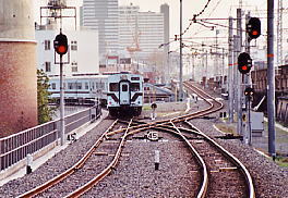 和田岬駅発の列車が到着