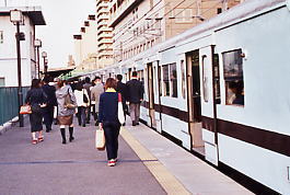 兵庫駅に到着した列車から多くの帰宅客が下車